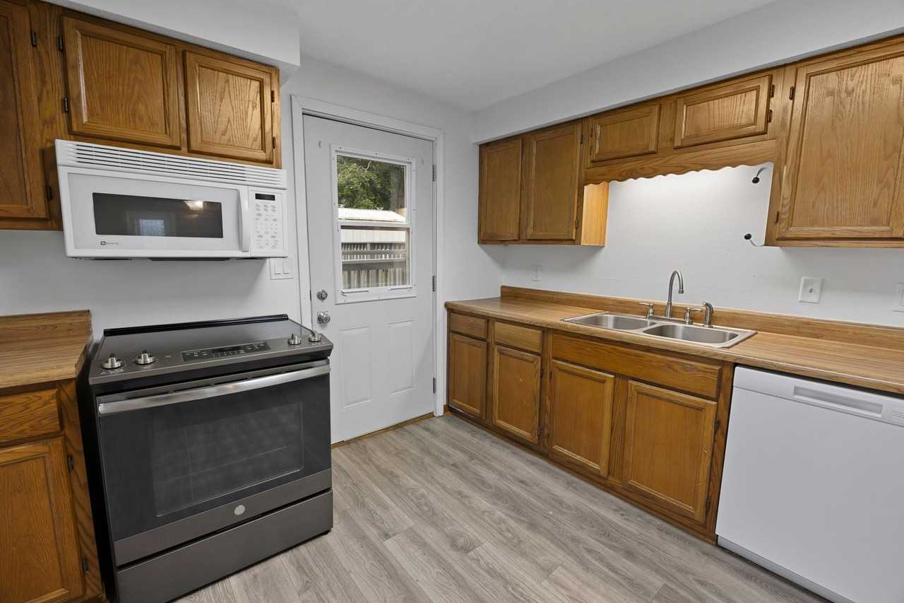 110 S Conrey St - Photo 3 of 14