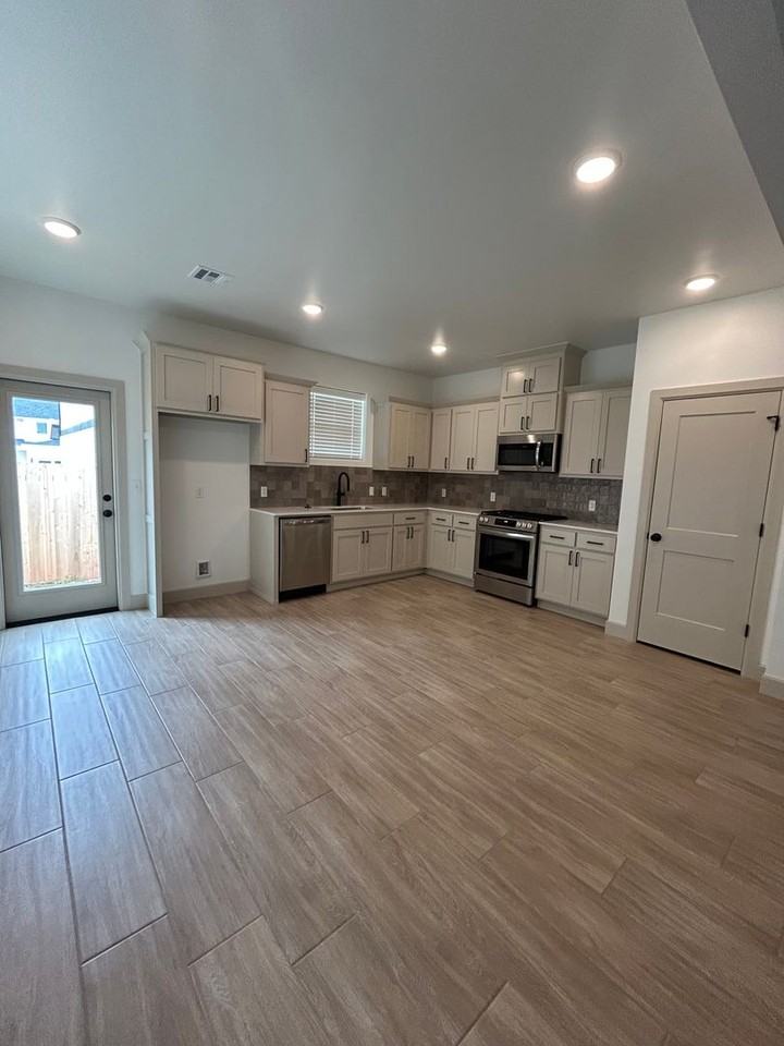 4204 Nw 179th St - Photo 5 of 24