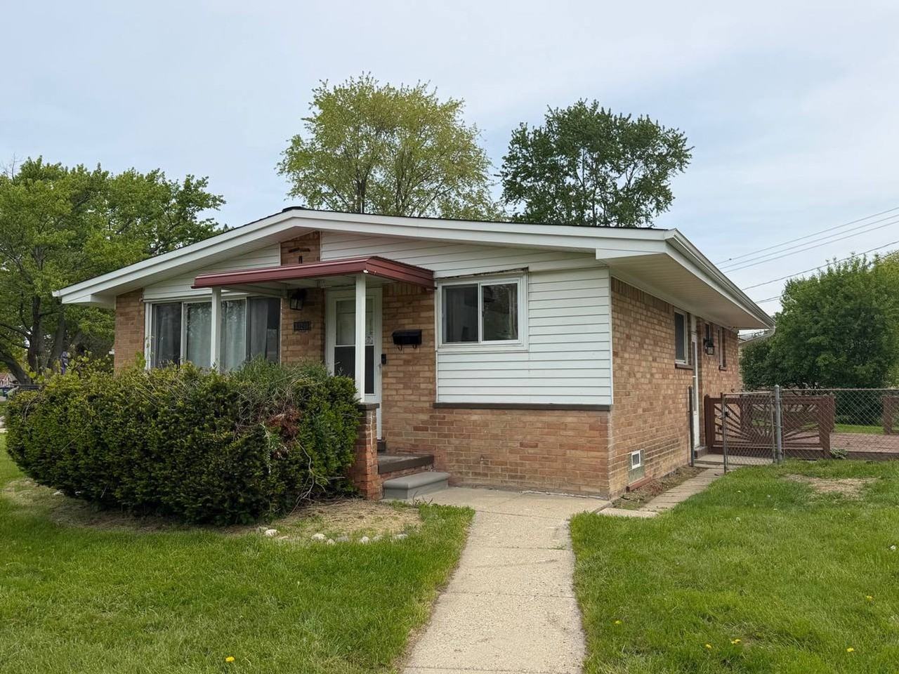 33240 Parkwood St - Photo 2 of 27