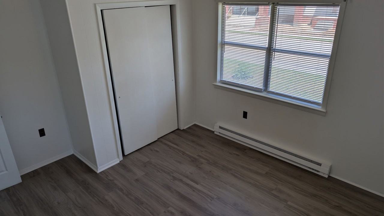 711 Herrington Rd - Photo 2 of 9