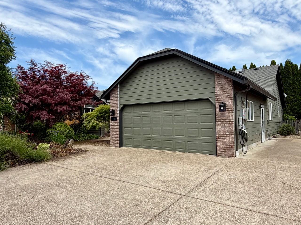 555 Edwards Dr - Photo 2 of 29