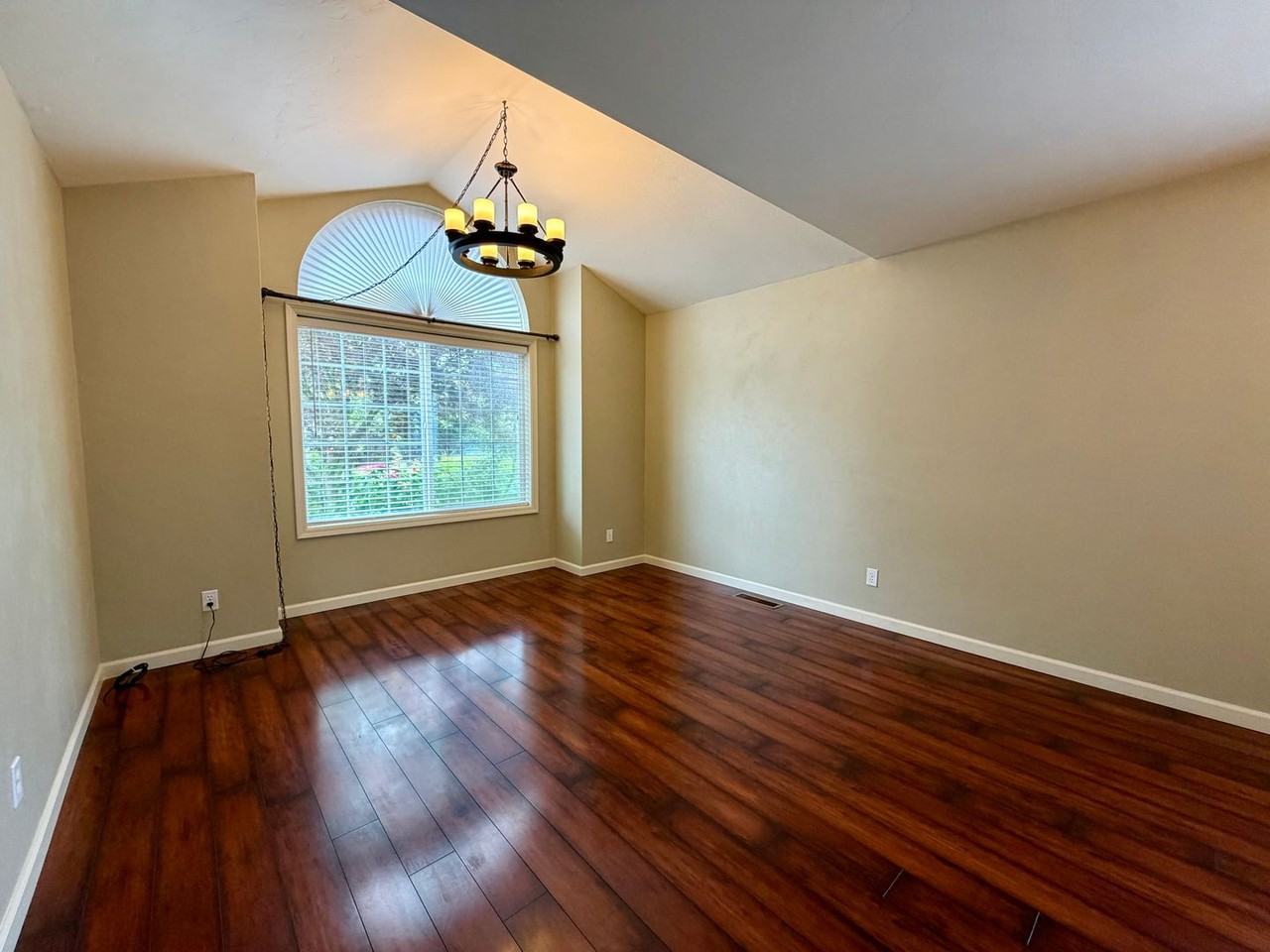 555 Edwards Dr - Photo 6 of 29