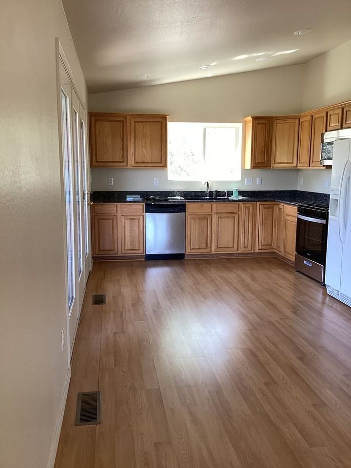 943 W Lookout Rd - Photo 4 of 20