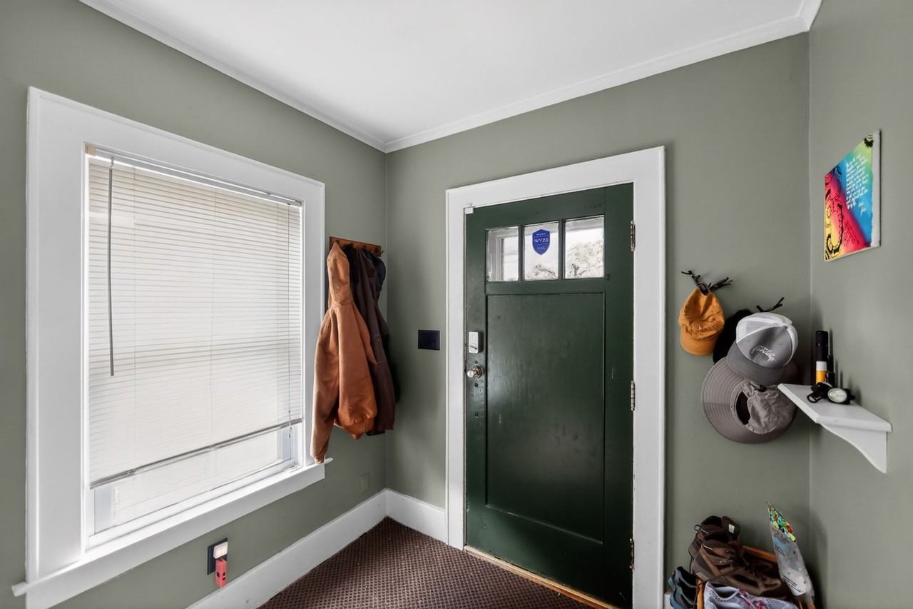 151 Wolcott Ave - Photo 7 of 32