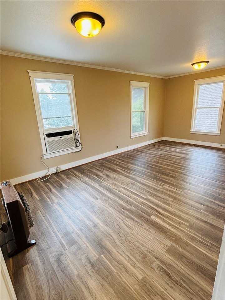 308 S Rogers St - Photo 2 of 19