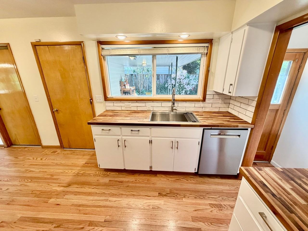 1712 Se 104th Ave - Photo 2 of 50