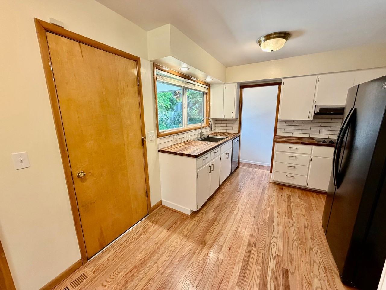 1712 Se 104th Ave - Photo 3 of 50