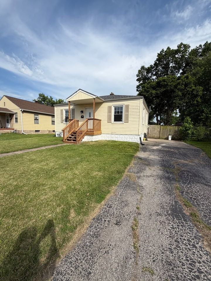 2556 Center St - Photo 2 of 12