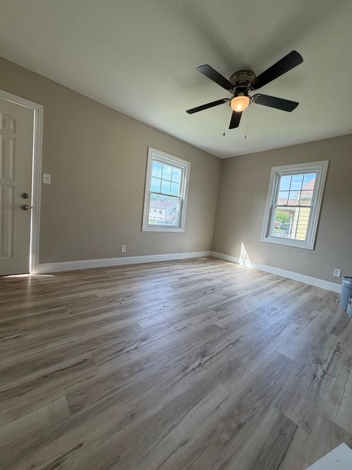 2556 Center St - Photo 3 of 12