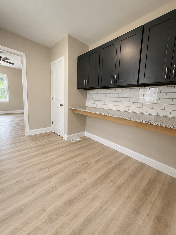 2556 Center St - Photo 4 of 12