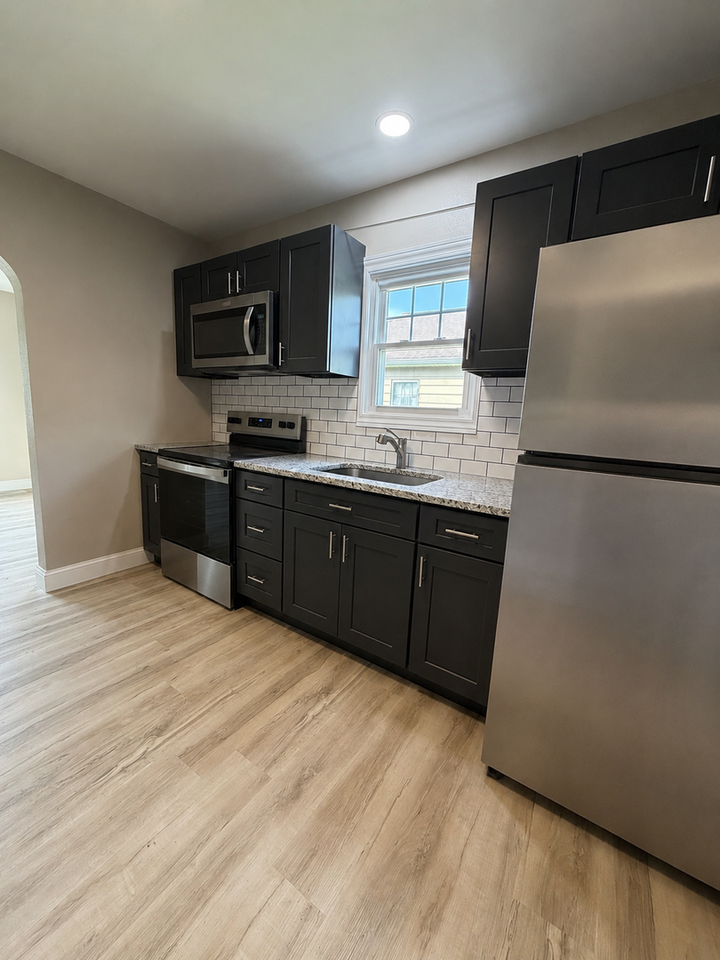 2556 Center St - Photo 5 of 12