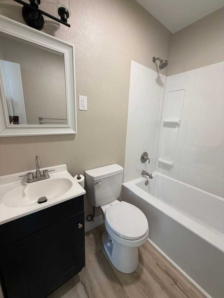 2556 Center St - Photo 6 of 12