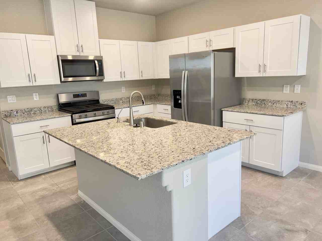10946 Cambridge Lakes Ave - Photo 2 of 35