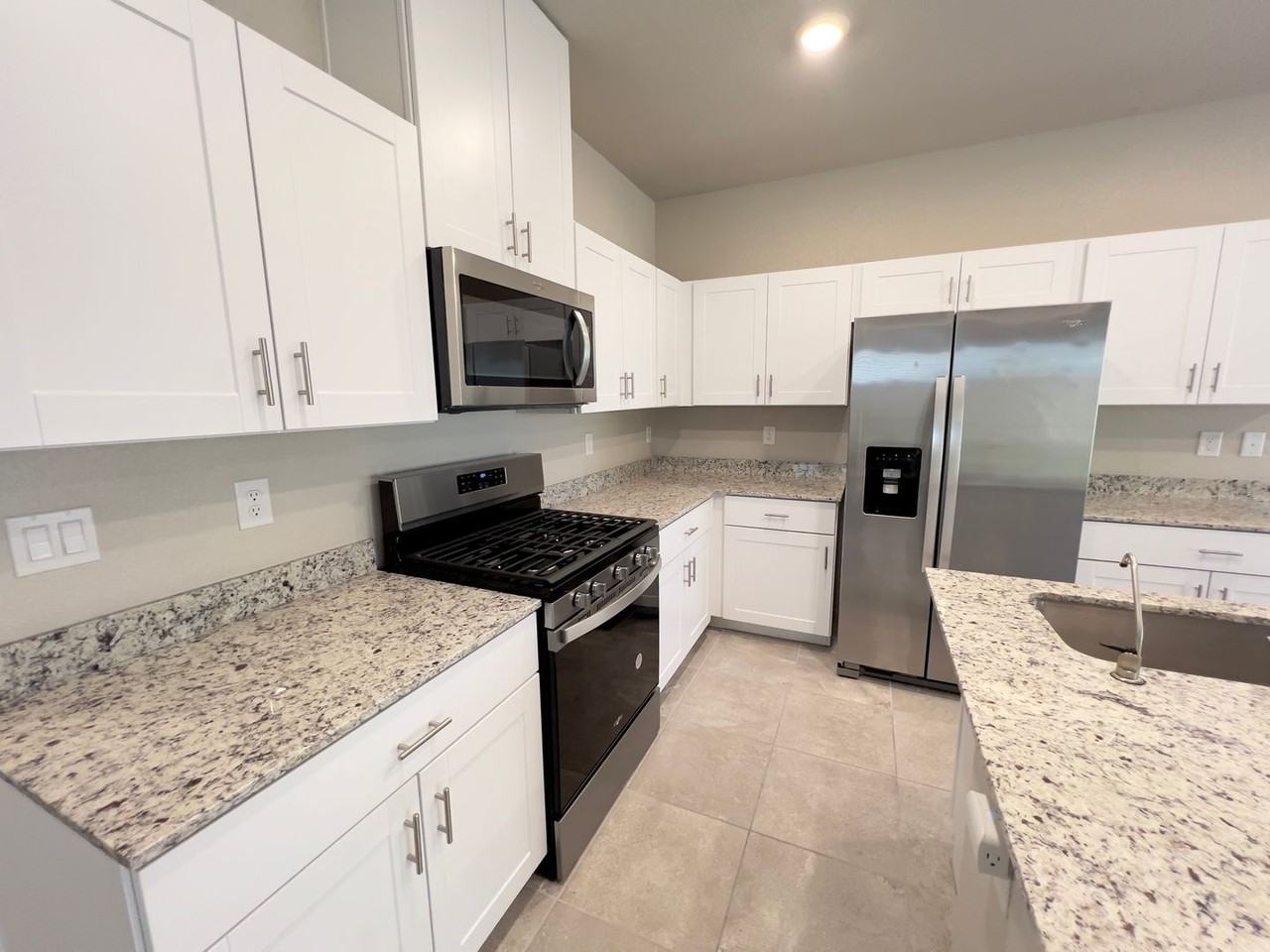 10946 Cambridge Lakes Ave - Photo 5 of 35