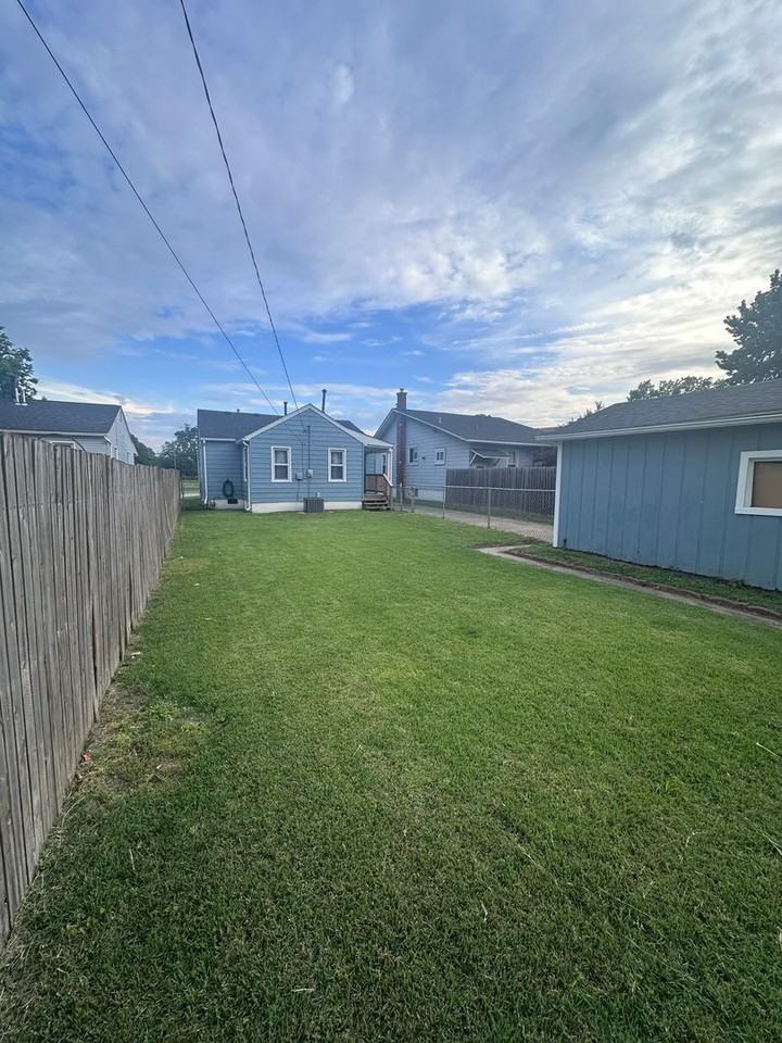 2415 Jerden Ave - Photo 4 of 19