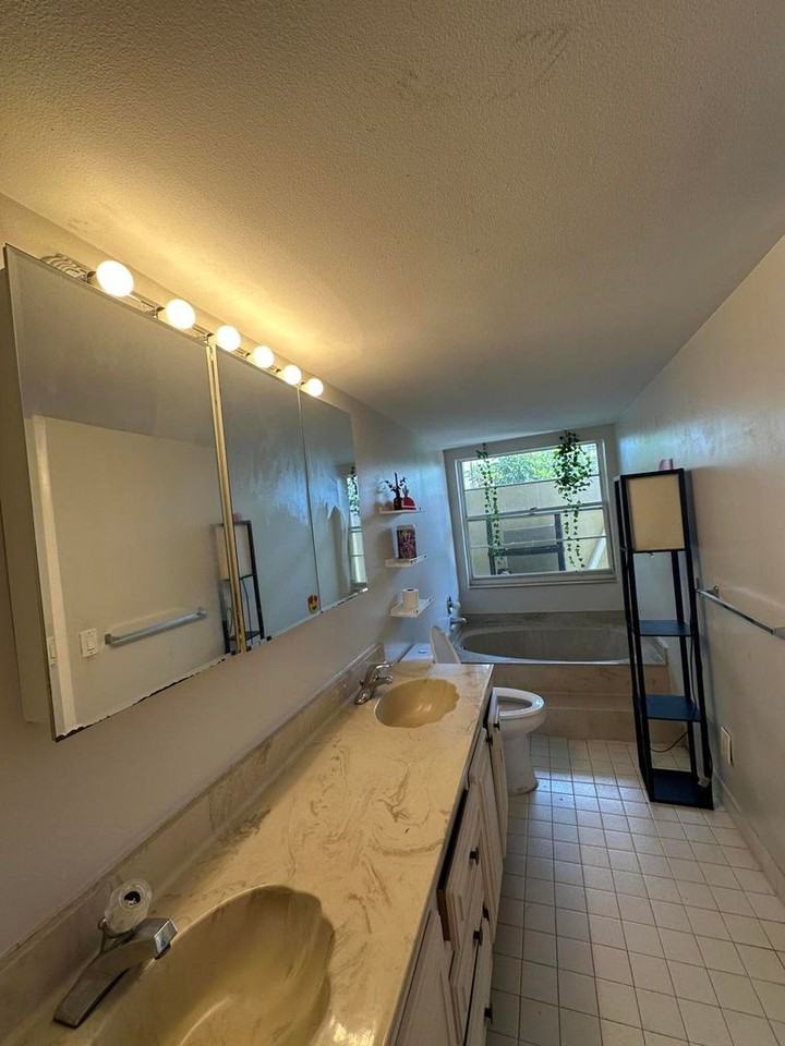 2414 Ne 11th St #TH - Photo 4 of 33