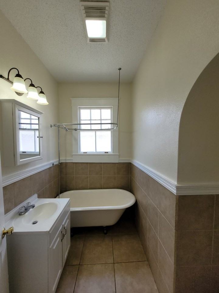 4702 Euphrosine St - Photo 6 of 12