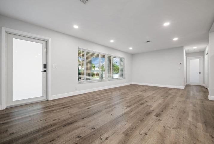 2298 Northeast 4th Avenue - Photo 2 of 8