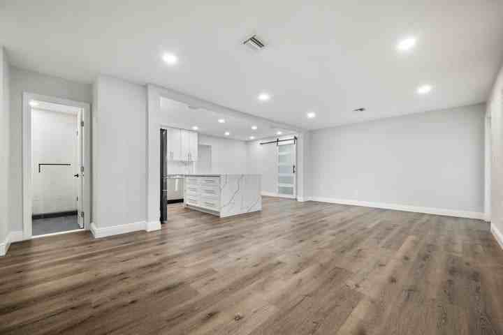 2298 Northeast 4th Avenue - Photo 4 of 8