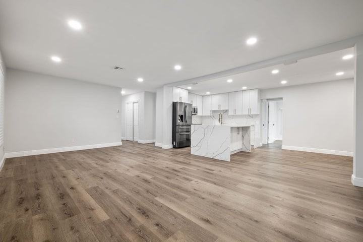2298 Northeast 4th Avenue - Photo 5 of 8