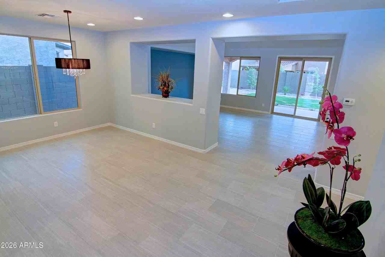 3607 E Salter Dr - Photo 4 of 34