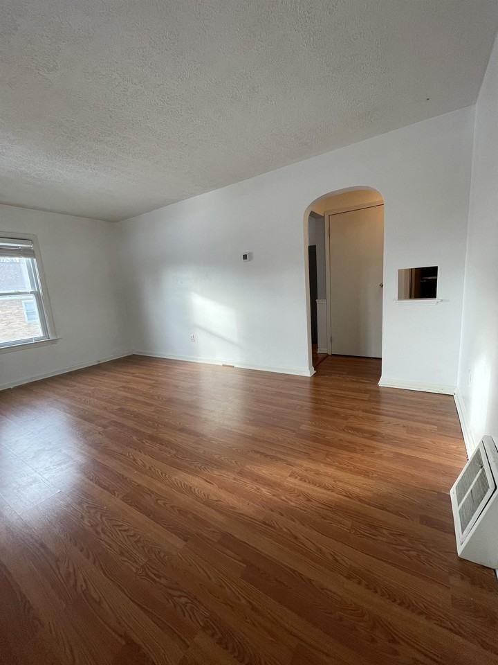 402 Brewer Ave #1 - Photo 7 of 12