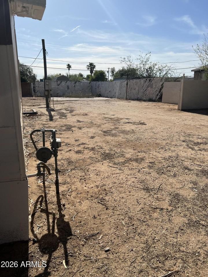 5818 N Tally Ho Ln - Photo 2 of 12