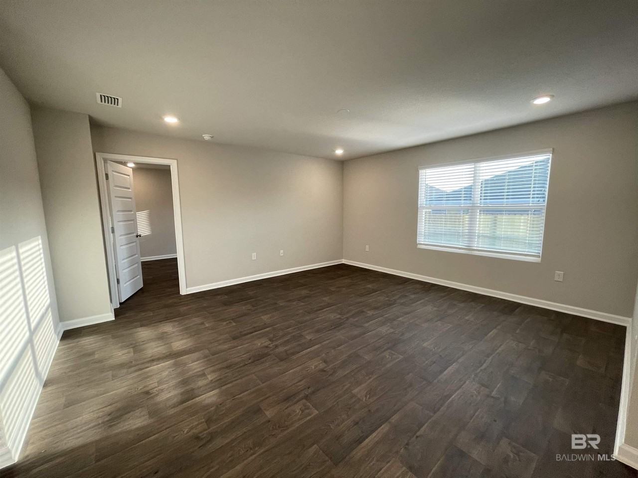 20651 Mercury Dr - Photo 4 of 16