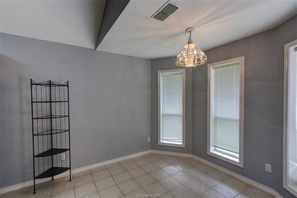 305 Landsburg Ln - Photo 7 of 26