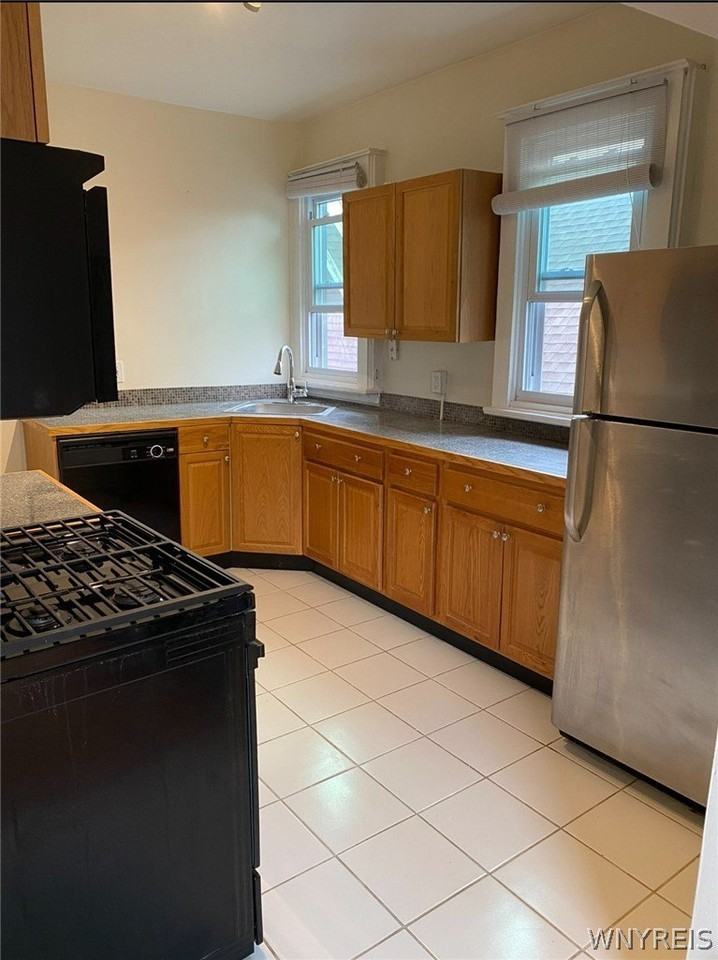 548 Potomac Ave - Photo 5 of 13