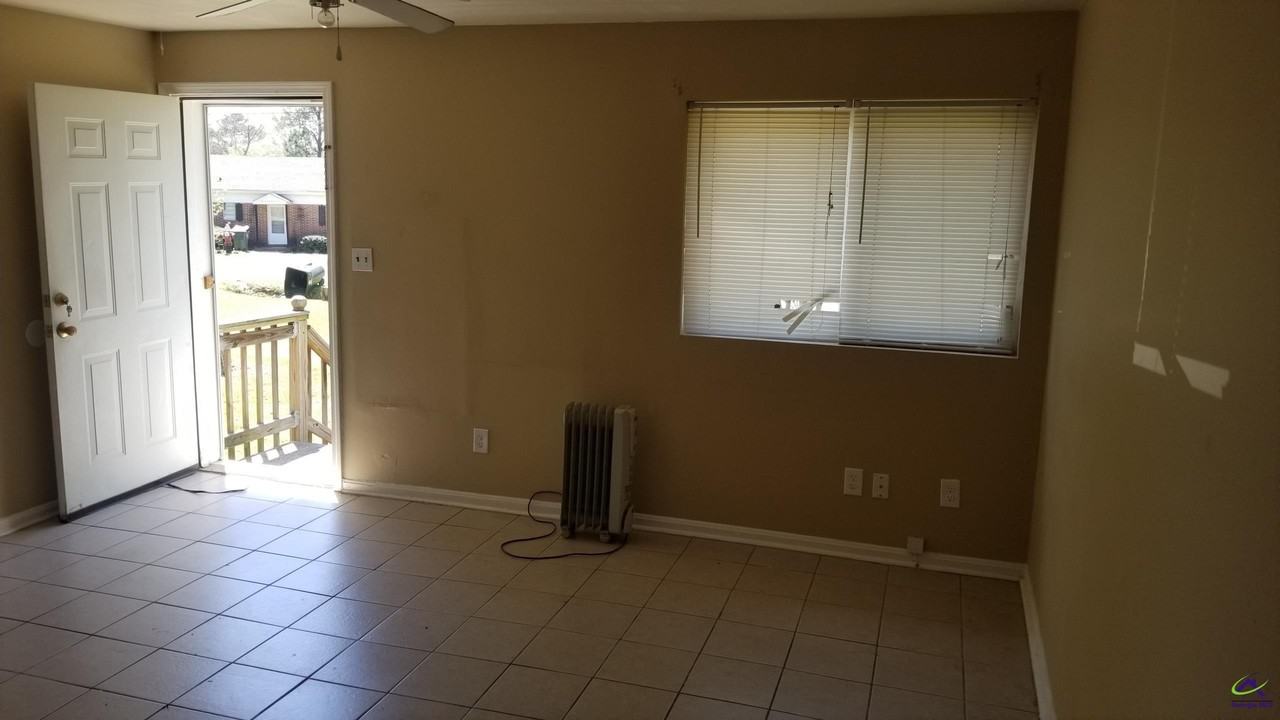 134 Garland Ter Apt B - Photo 2 of 6