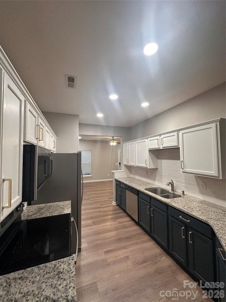10407 Alexander Martin Ave - Photo 3 of 13