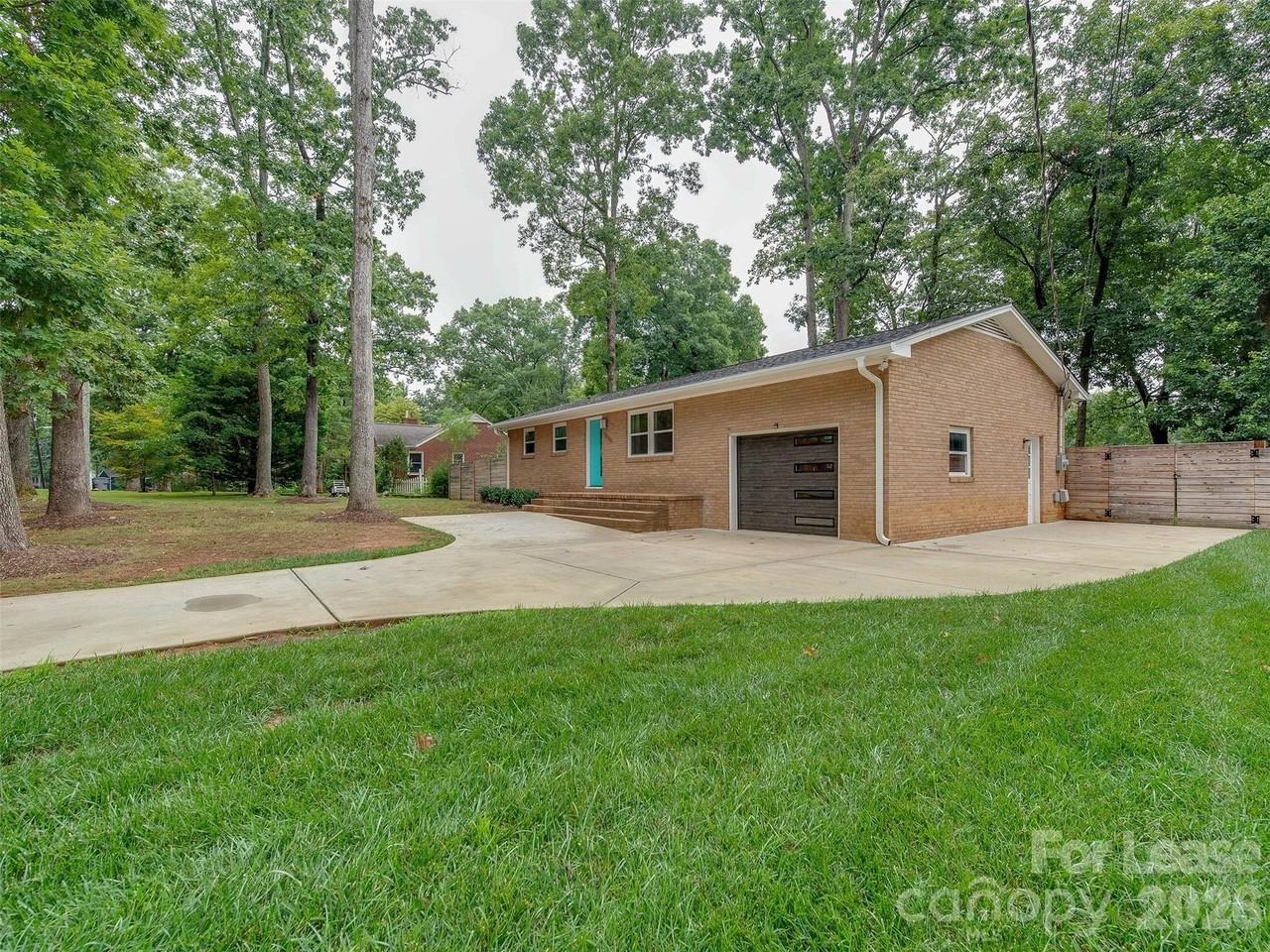 5646 Oak Dr - Photo 2 of 34