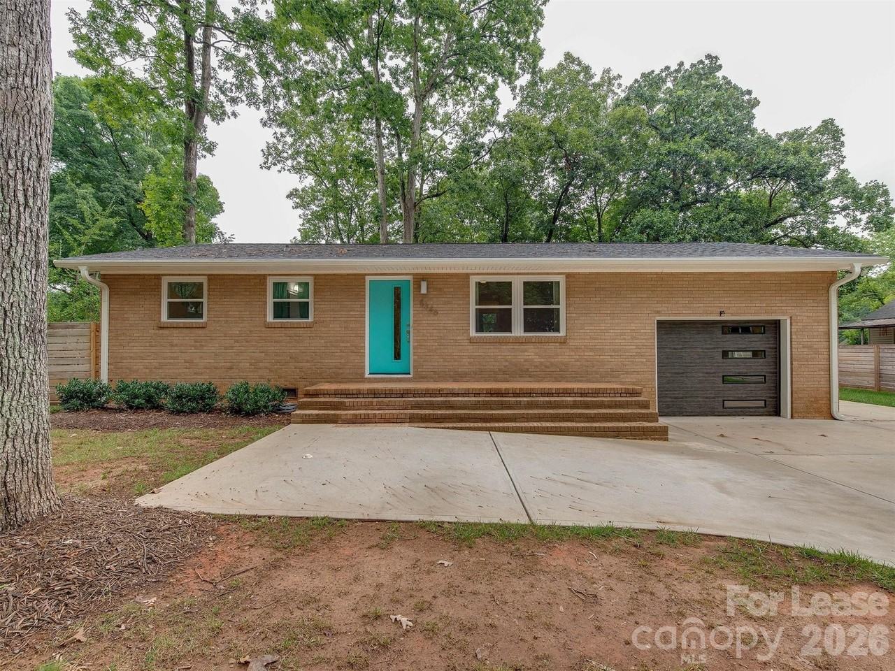 5646 Oak Dr - Photo 3 of 34