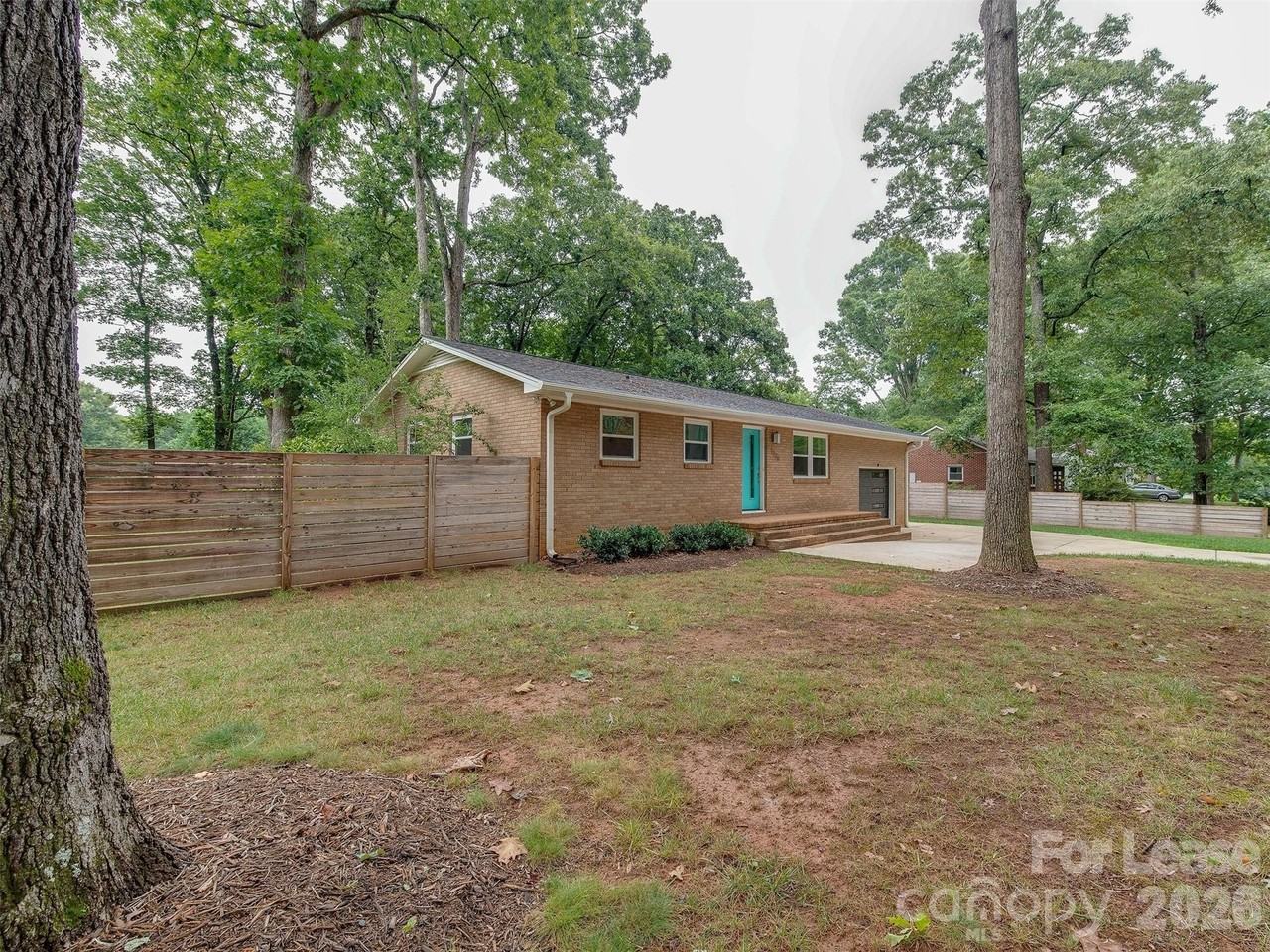 5646 Oak Dr - Photo 4 of 34