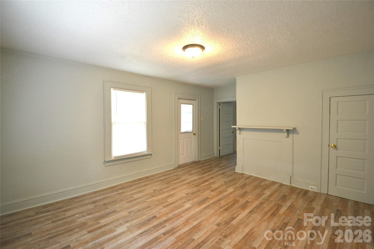 1208 Grace Ave - Photo 4 of 23