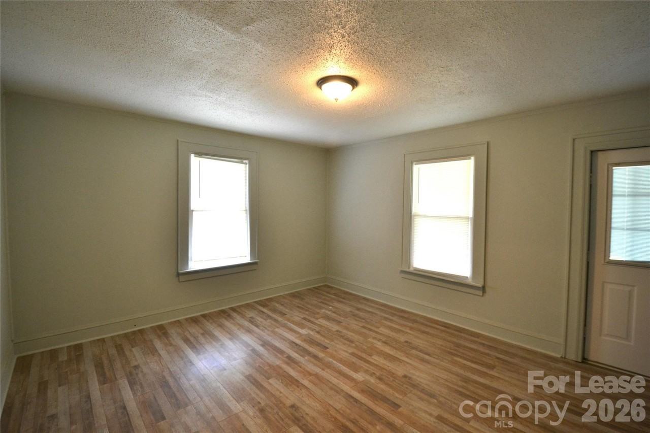 1208 Grace Ave - Photo 5 of 23