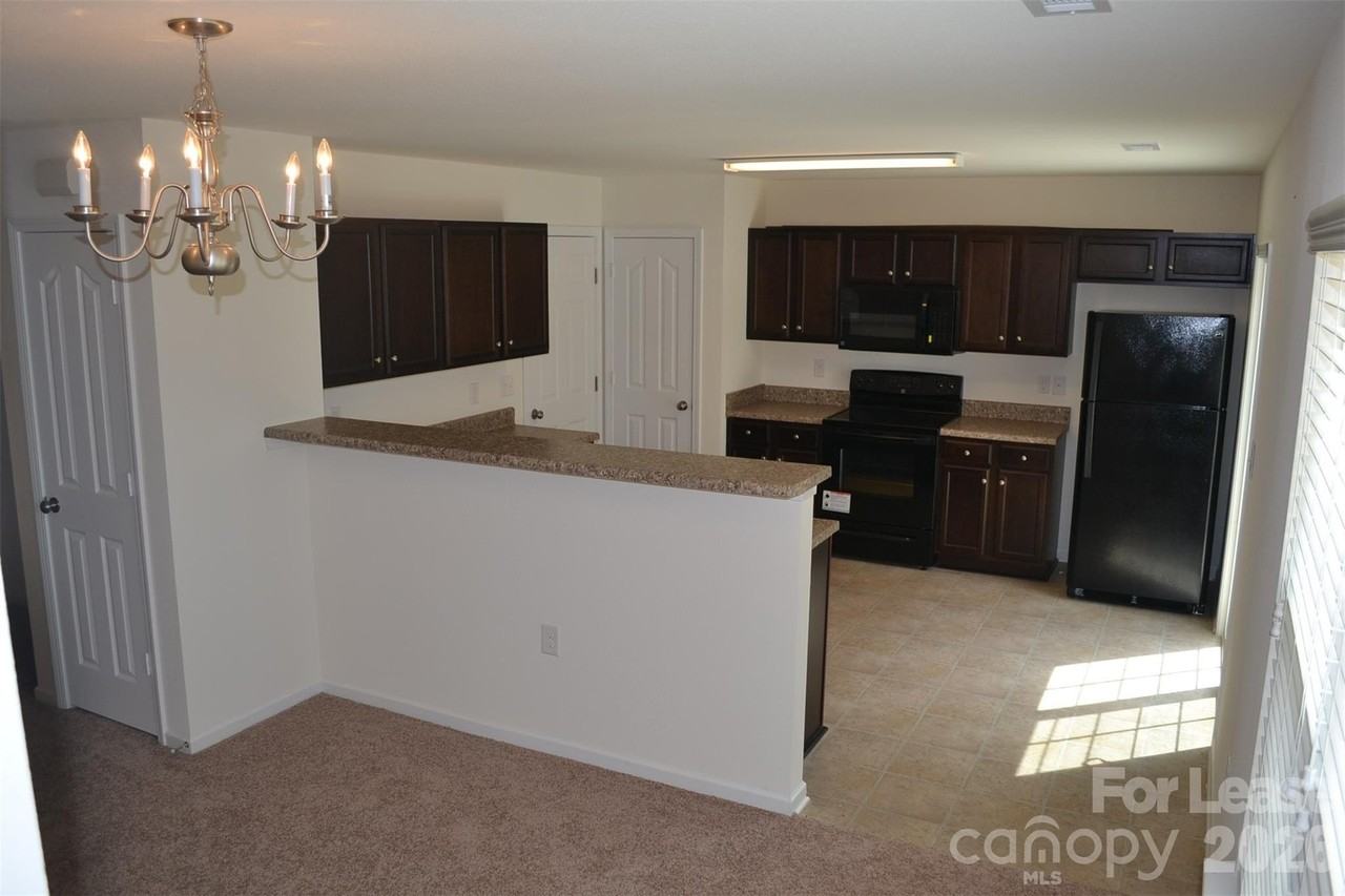 4511 Trunk Bay Dr - Photo 4 of 14