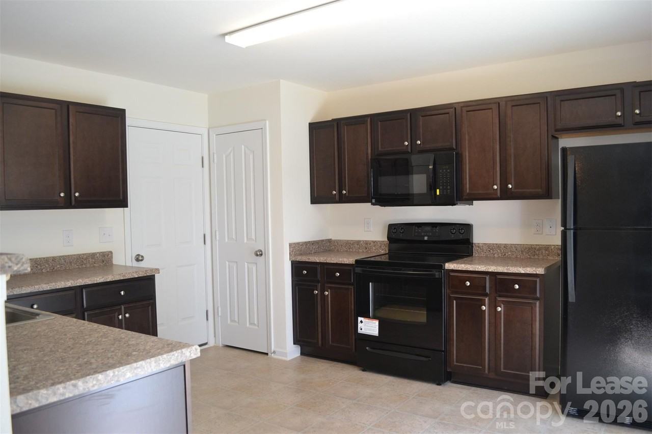 4511 Trunk Bay Dr - Photo 6 of 14