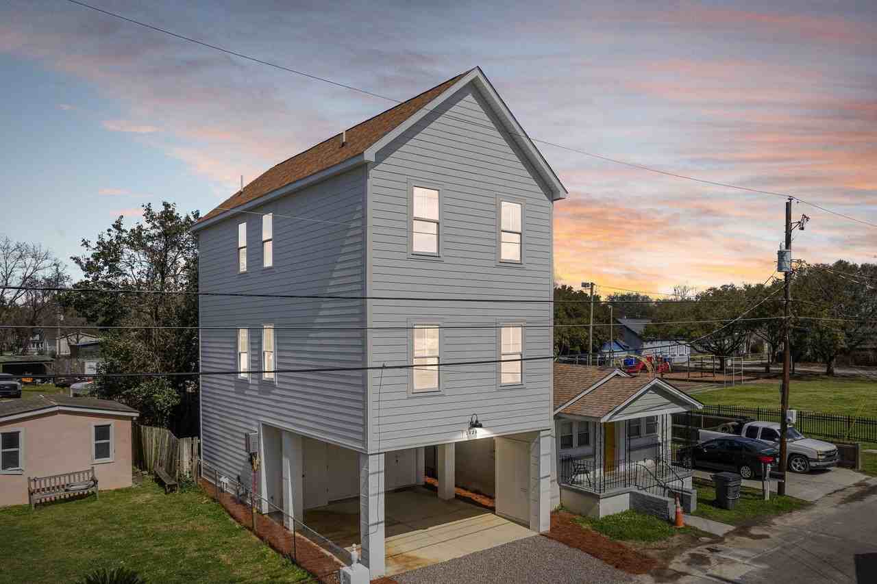 2028 Arbutus Ave - Photo 2 of 18