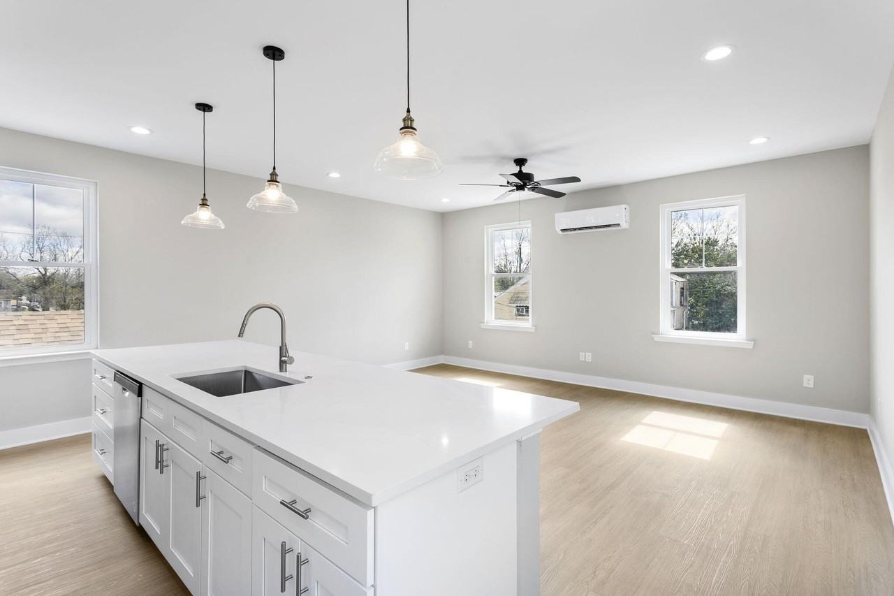 2028 Arbutus Ave - Photo 3 of 18