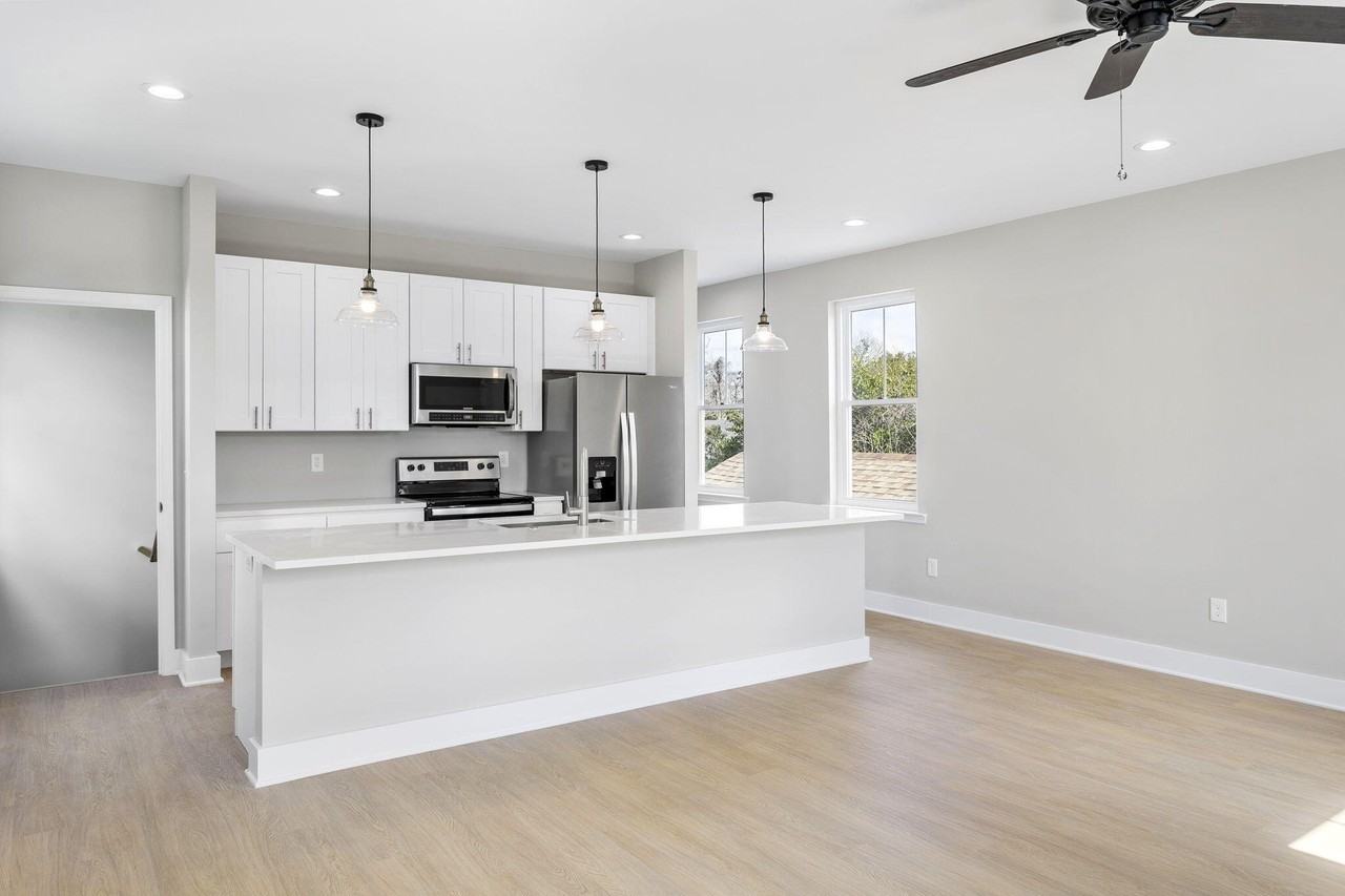 2028 Arbutus Ave - Photo 4 of 18
