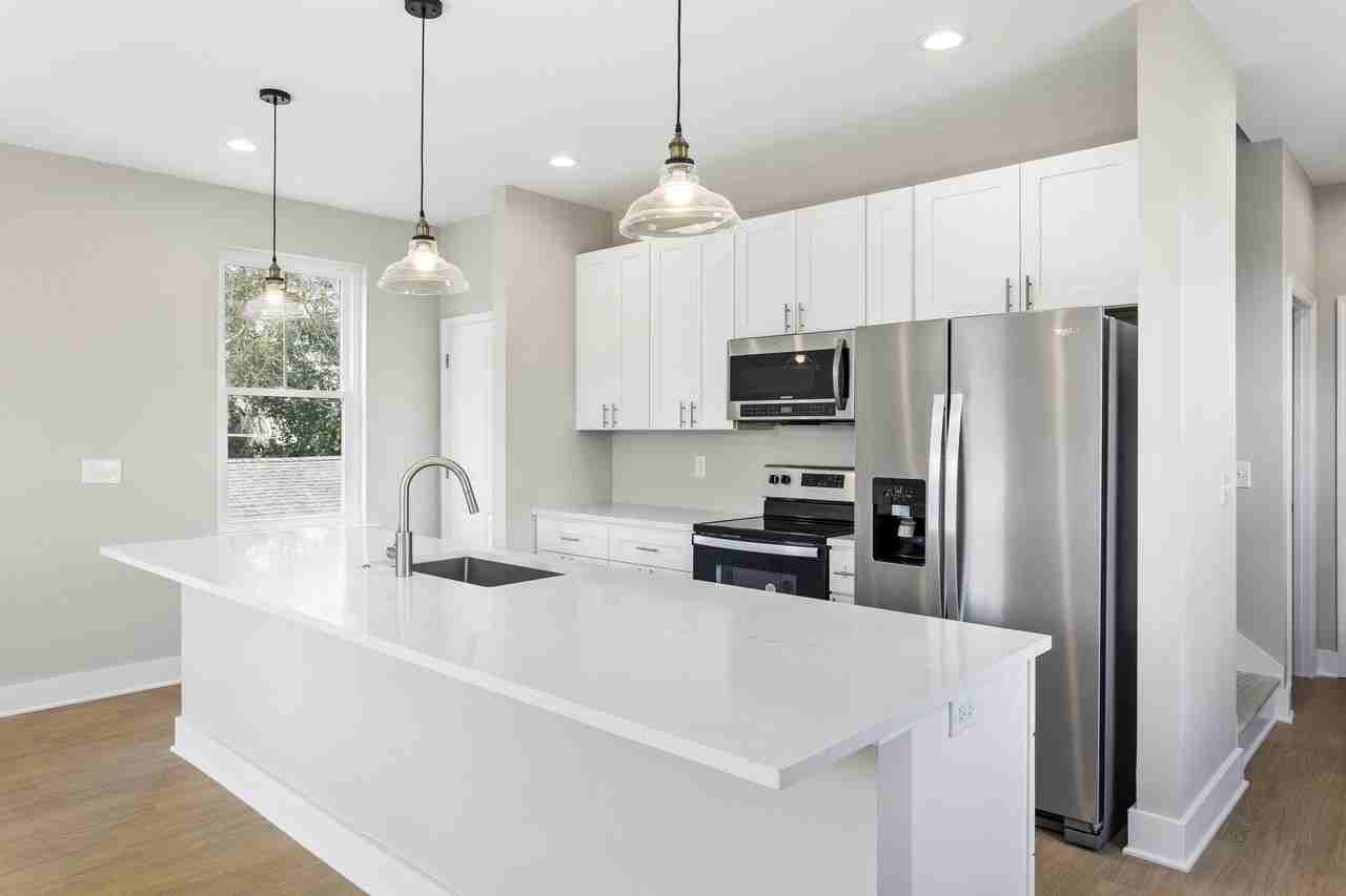 2028 Arbutus Ave - Photo 5 of 18