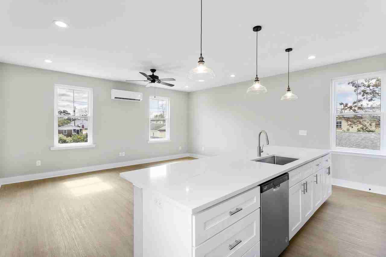 2028 Arbutus Ave - Photo 6 of 18