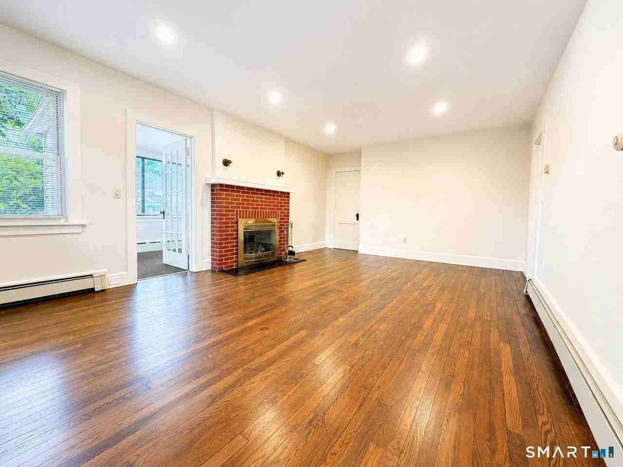 291 Strawberry Hill Ave - Photo 4 of 18