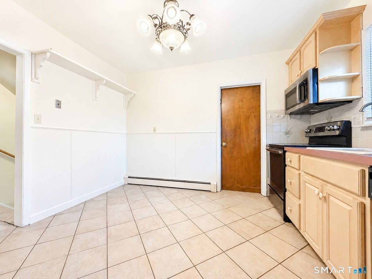 291 Strawberry Hill Ave - Photo 7 of 18