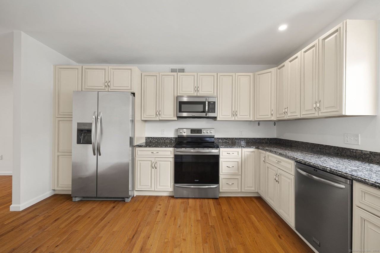 1153 Stratfield Rd #1153 - Photo 3 of 18
