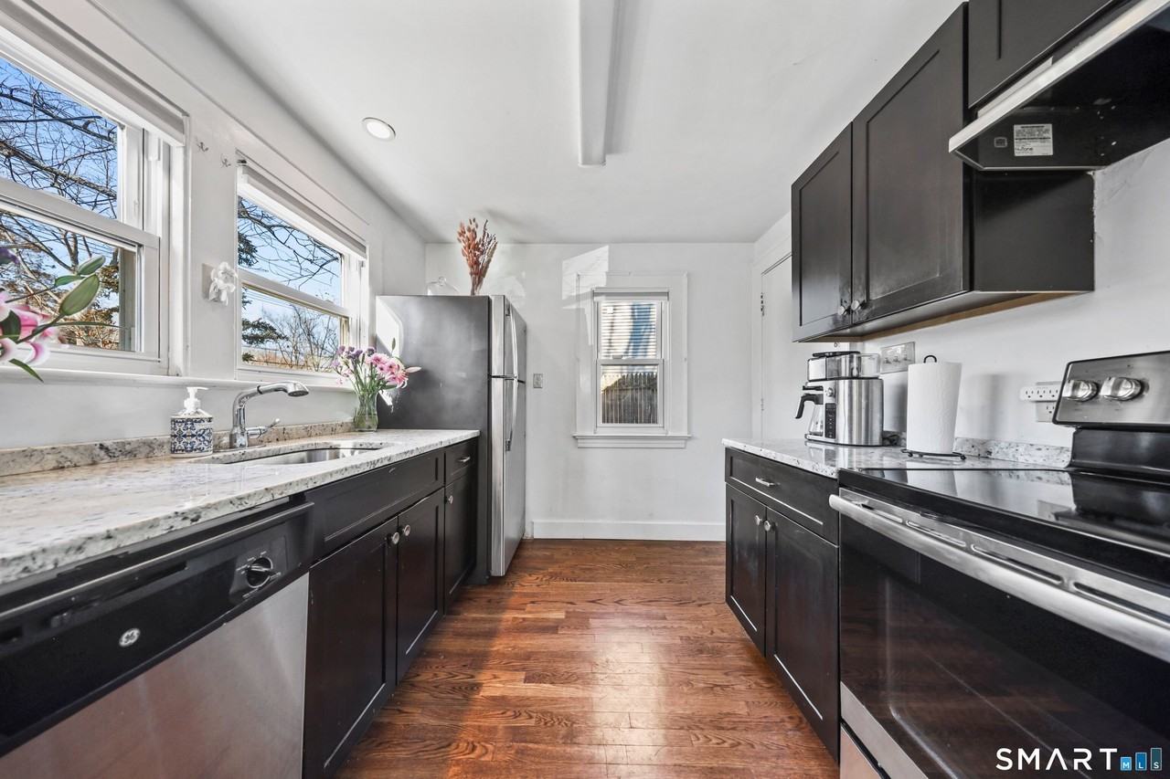 196 Waite St - Photo 4 of 11