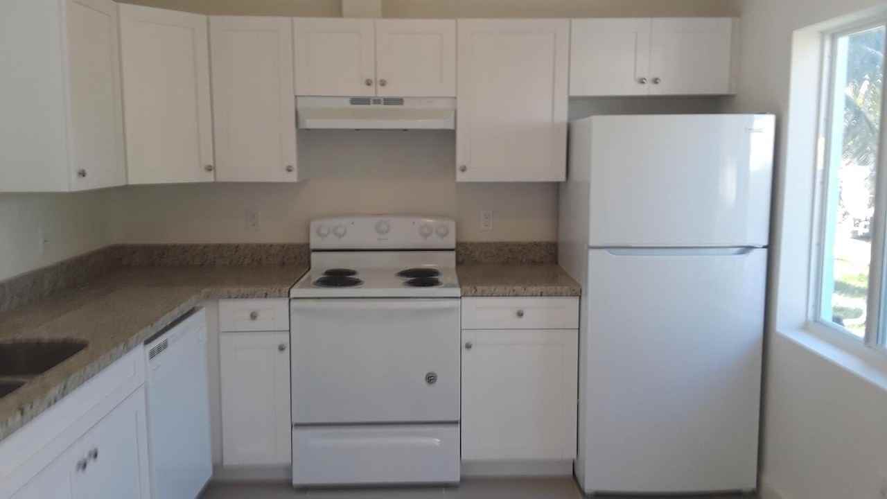 265 15th Street Ocean #B - Photo 4 of 17