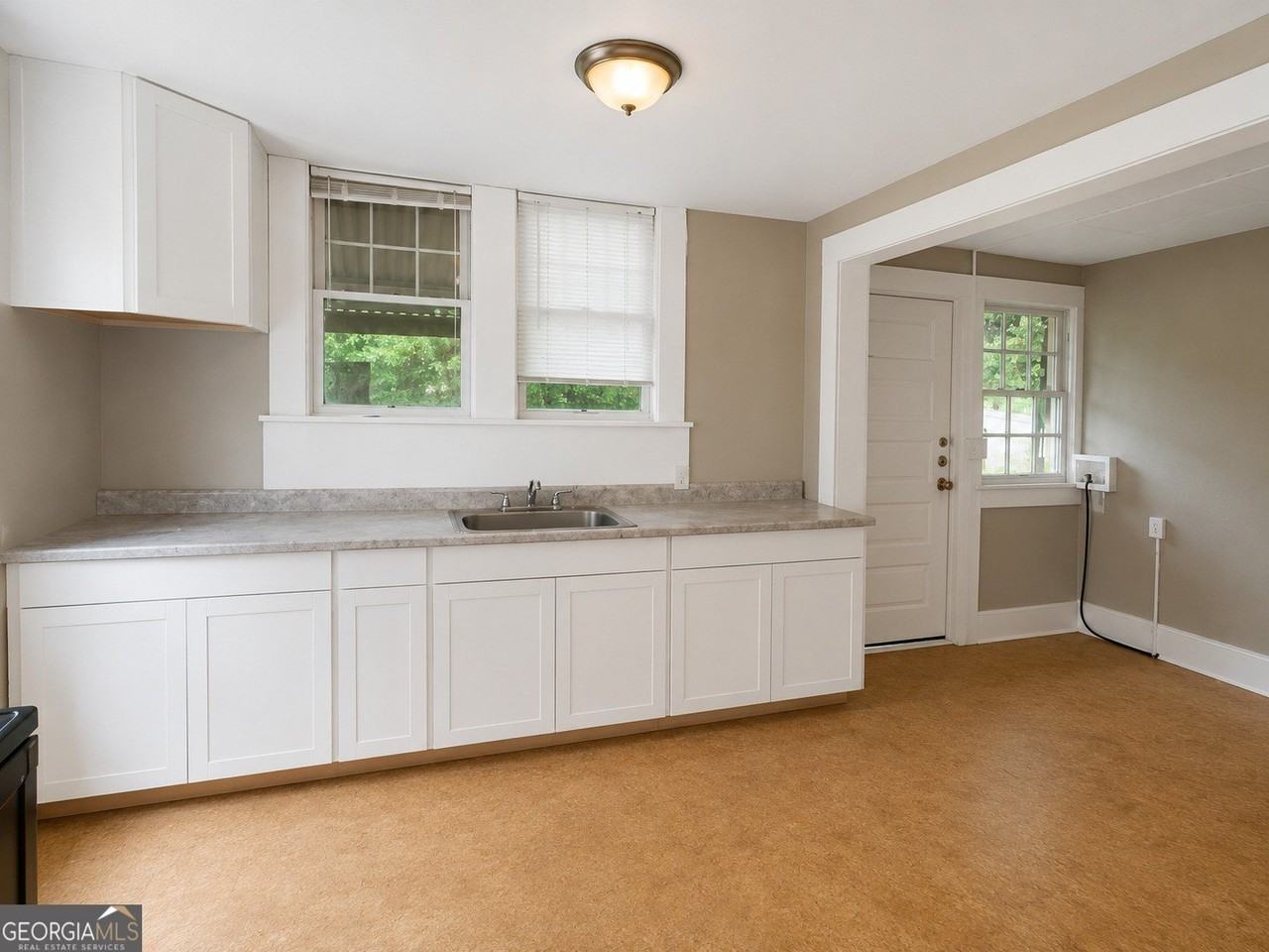 1049 Birch St - Photo 4 of 9